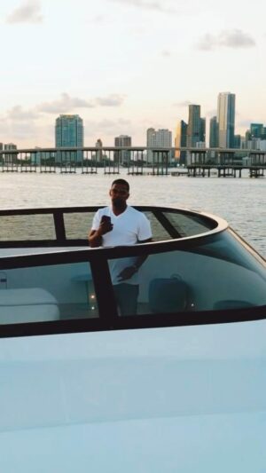 Jamie Foxx Instagram - #sizematters #float @lorenridinger 🙏🏾🙏🏾🙏🏾❤️❤️❤️ @taylorchien 🎥🔥 @damhas 🔥