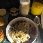 Jane Hall Instagram - Guys, @etihad Business Class is not mucking around. Here’s me just about to nod off, here’s the pretty star light ceiling that I’m looking at while LYING DOWN with an actual doona, and here’s the brekky I felt compelled to eat, even though apparently the local time was 1.30am. And I am not regretting it ONE BIT. How much better than this could first class be?? Does anyone even know?? This @luxury.escapes caper suits me. ☺️😂😎