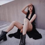 Jane Wu Instagram - 🖤 #chinesegirl #china🇨🇳 #actresslife #actress #behindthescenes #blackboots #edgy #coolgirl #photography #演员