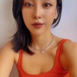 Jane Wu Instagram - Beautiful gift❤️ #vertu #selfie #chinesegirl Beijing, China