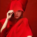 Jane Zhang Instagram - 🙋：“靓颖，你今天这身衣服看起来很特别，有什么寓意吗？” (#^.^#)：“嗯🧐………💡😘祝大家百折不挠”😂😂😂 ​​​