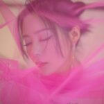 Jane Zhang Instagram – 抓紧时间，上台前蹭下自己的热度😹
