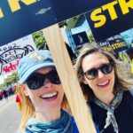 Janet Varney Instagram - Marchin’ w/one of my bestest gals, @makinsome! #sagaftrastrong #wgastrong