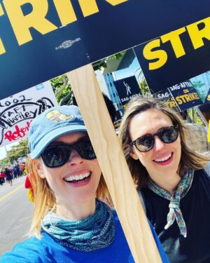 Janet Varney Instagram - Marchin’ w/one of my bestest gals, @makinsome! 

#sagaftrastrong #wgastrong