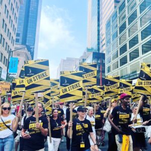 Janet Varney Instagram - Reposting @sagaftra 🫶
We organize, we rise! Striking #SagAftraMembers took to 5th Avenue with thousands of workers at the @CentralLaborNYC annual New York City Labor Day Parade and March. #SagAftraStrong #UnionStrong
📷 SAG-AFTRA / Derek French | Shutterstock for SAG-AFTRA