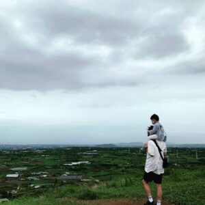 Jang Seung-jo Instagram - #어느여름날☀️ 
#금오름
다시금 가고픈 오름
#액티브파크제주🧗‍♂️ 
온가족이 즐길 수 있는 놀이터
담번에가면 제대로 한번 도전해봐야지!!
#서쪽사진관
작가님가족들^^
제주 해녀 컨셉으로 사진을 찍어주시던 곳^^ 아로도 찰칵🤽