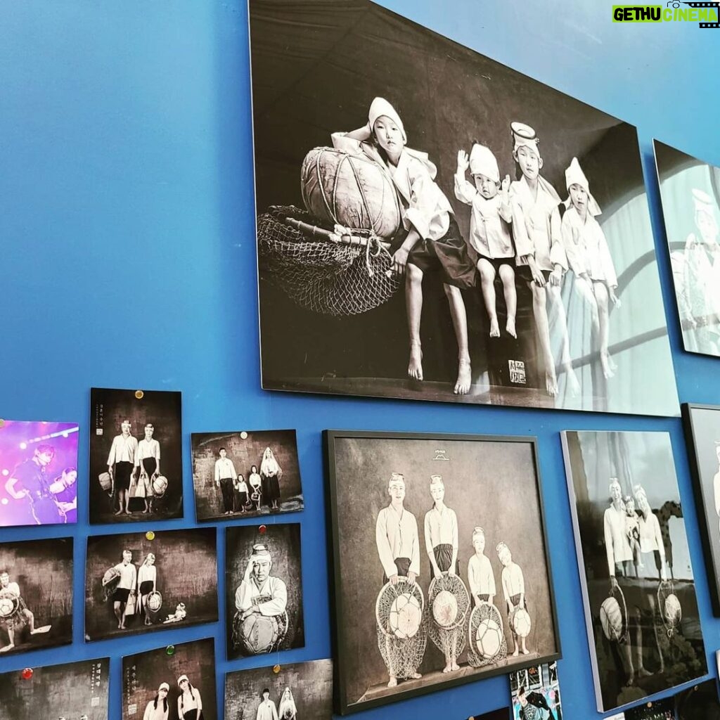 Jang Seung-jo Instagram - #어느여름날☀ #금오름 다시금 가고픈 오름 #액티브파크제주🧗‍♂ 온가족이 즐길 수 있는 놀이터 담번에가면 제대로 한번 도전해봐야지!! #서쪽사진관 작가님가족들^^ 제주 해녀 컨셉으로 사진을 찍어주시던 곳^^ 아로도 찰칵🤽
