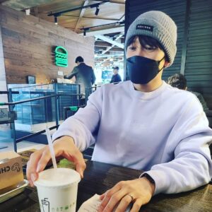 Jang Seung-jo Instagram - #오랜만에외출 #악마판사를만남
#손편지써주신분 #감사해요🙏