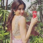 Janhvi Kapoor Instagram - Pre-work groove sessions to get through the day! 🙌🏻 #Khalasi #CocaColaIndia #Collab #RealMagic