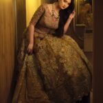 Jannatul Ferdous Oishee Instagram - Basking the warmth of my golden glow. Wardrobe @meherofficials Makeover @elegant_makeover