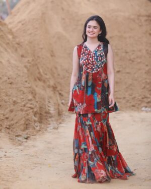 Jannatul Ferdous Oishee Instagram - Once you're on the stage where your courage for which you struggled so much, builds the passion in you, you've probably won more battles than what the world has seen.

Wearing @meherofficials