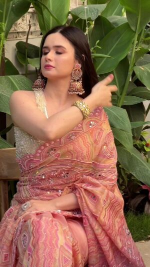 Jannatul Ferdous Oishee Instagram - Stay vibrant 

Wearing @meherofficials 
Makeover by @samina_sara.official at @elegant_makeover 
Video credit @samina_sara.official