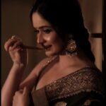 Jannatul Ferdous Oishee Instagram - She holds the sun in her heart, she ignites like a piece of gold, she illumines her terra with celestial luster. Wearing @meherofficials Makeover @elegant_makeover