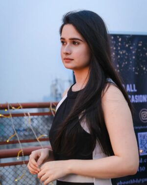 Jannatul Ferdous Oishee Instagram - Someone's in despair, shall you pull them up, to hold dear, diffuse fear.

Like a startling beam from chilly skies afar.

📸@neazmul_mowla_siam