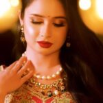 Jannatul Ferdous Oishee Instagram - When you look at me, what do you feel? Do I walk the world with you, to the destiny you seek? Wardrobe @meherofficials Makeover @elegant_makeover