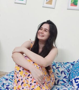 Jannatul Ferdous Oishee Instagram - "তুমি চাইয়া দেখো আমার কাছে কি দেই তোমায়
ফুল চাইলে ঘুম পাড়াবো ফুলের বিছানায়"