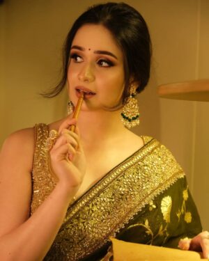 Jannatul Ferdous Oishee Instagram - Those memories, I want to write down. Half of me throws cries, for half of me wants to own.

Wearing @meherofficials 
Makeover by @elegant_makeover