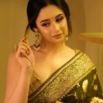 Jannatul Ferdous Oishee Instagram - Those memories, I want to write down. Half of me throws cries, for half of me wants to own. Wearing @meherofficials Makeover by @elegant_makeover