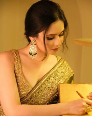 Jannatul Ferdous Oishee Instagram - Those memories, I want to write down. Half of me throws cries, for half of me wants to own.

Wearing @meherofficials 
Makeover by @elegant_makeover