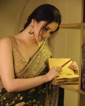 Jannatul Ferdous Oishee Instagram - Those memories, I want to write down. Half of me throws cries, for half of me wants to own.

Wearing @meherofficials 
Makeover by @elegant_makeover