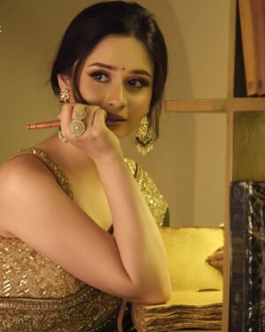 Jannatul Ferdous Oishee Instagram - Those memories, I want to write down. Half of me throws cries, for half of me wants to own.

Wearing @meherofficials 
Makeover by @elegant_makeover