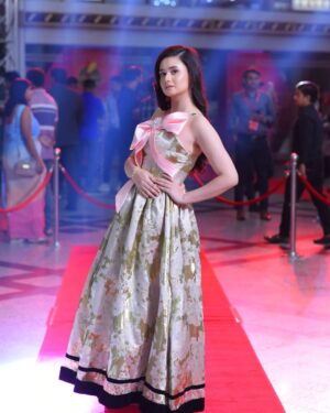 Jannatul Ferdous Oishee Instagram - "No matter where you are, lighters up"

Wearing @meherofficials 

Makeover @elegant_makeover