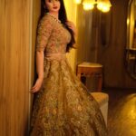 Jannatul Ferdous Oishee Instagram - Basking the warmth of my golden glow. Wardrobe @meherofficials Makeover @elegant_makeover