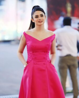 Jannatul Ferdous Oishee Instagram - Matshona Dhliwayo said "A rose does not answer its enemies with words, but with beauty.”
 But I'd like to suggest not to forget that it has thorns as well.

Wardrobe @meherofficials 
Makeover @elegant_makeover