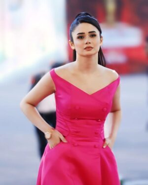 Jannatul Ferdous Oishee Instagram - Matshona Dhliwayo said "A rose does not answer its enemies with words, but with beauty.”
 But I'd like to suggest not to forget that it has thorns as well.

Wardrobe @meherofficials 
Makeover @elegant_makeover