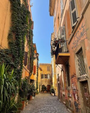 Jannik Schümann Instagram - When shooting in Rome … 🍝🍷🛵

Danke für eine Top-Quote von 5,34Mio Zuschauer:innen für DIE DIPLOMATIN -VERMISST IN ROM. 🫶🏼

Ciao, Nikolaus Tanz 🤍
