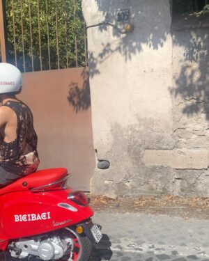 Jannik Schümann Instagram - When shooting in Rome … 🍝🍷🛵

Danke für eine Top-Quote von 5,34Mio Zuschauer:innen für DIE DIPLOMATIN -VERMISST IN ROM. 🫶🏼

Ciao, Nikolaus Tanz 🤍