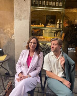 Jannik Schümann Instagram - When shooting in Rome … 🍝🍷🛵

Danke für eine Top-Quote von 5,34Mio Zuschauer:innen für DIE DIPLOMATIN -VERMISST IN ROM. 🫶🏼

Ciao, Nikolaus Tanz 🤍