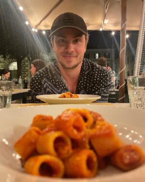 Jannik Schümann Instagram - When shooting in Rome … 🍝🍷🛵

Danke für eine Top-Quote von 5,34Mio Zuschauer:innen für DIE DIPLOMATIN -VERMISST IN ROM. 🫶🏼

Ciao, Nikolaus Tanz 🤍