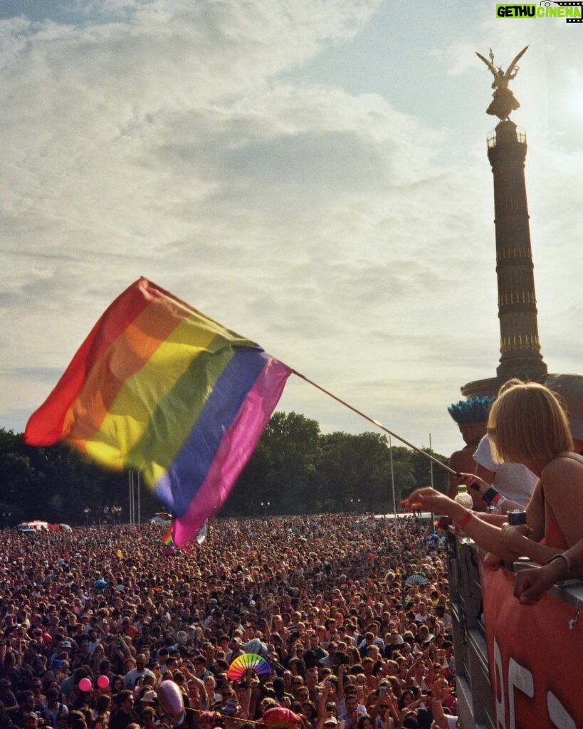 Jannik Schümann Instagram - Best Birthday Party 🎂♥ Berlin, thanks for having organized a party for me! 🏳‍🌈🥂 #CSD2023 #analog #birthday