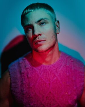 Jannik Schümann Instagram - Merry Christmas ♥️ 

@studio.maximilian.koenig