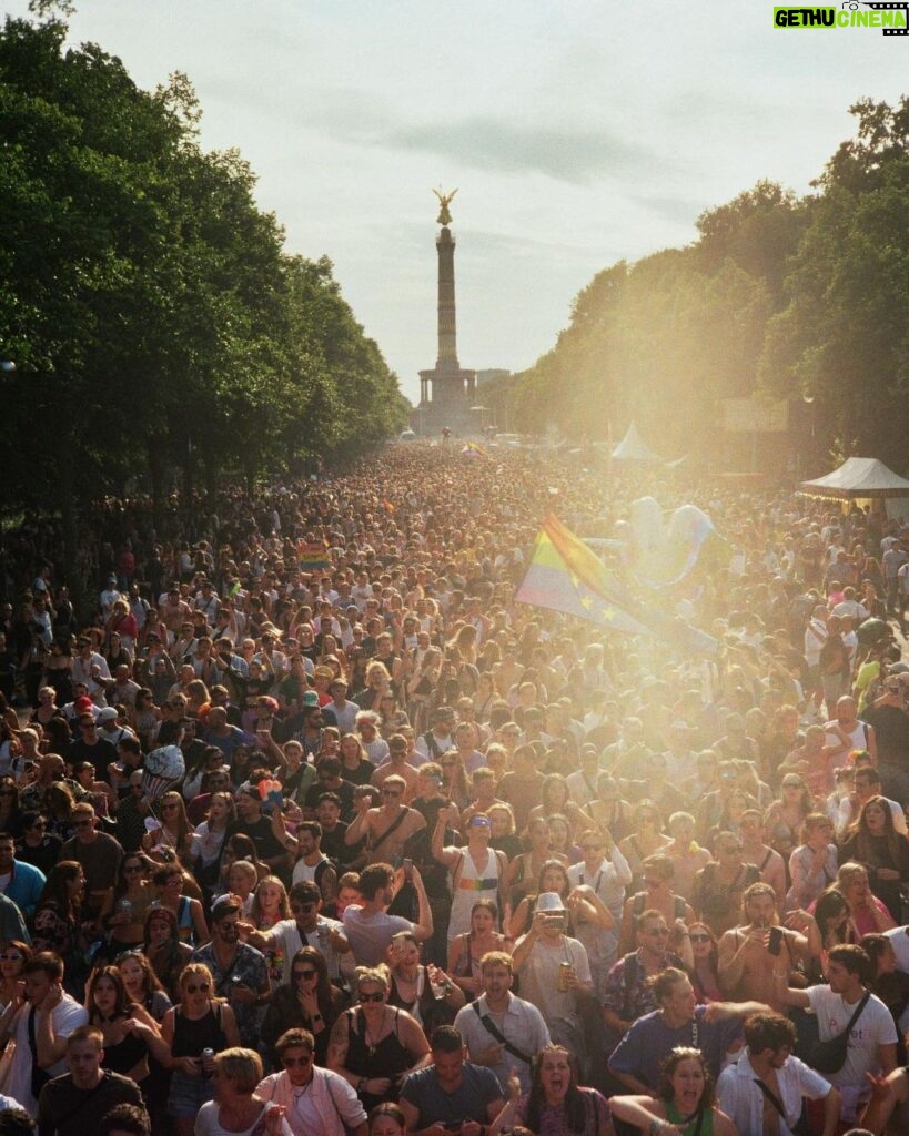 Jannik Schümann Instagram - Best Birthday Party 🎂♥ Berlin, thanks for having organized a party for me! 🏳‍🌈🥂 #CSD2023 #analog #birthday