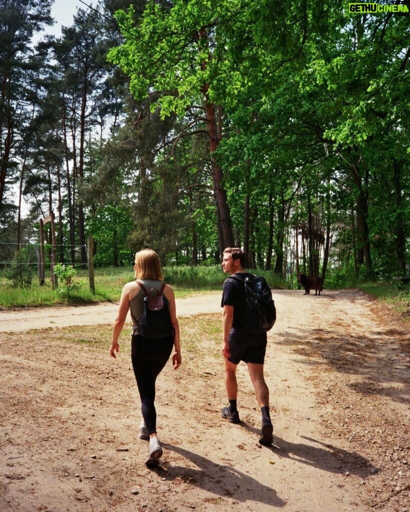 Jannik Schümann Instagram - kneippen und ein bisschen wandern @karakowskina @felixkruck #truman #poetensteig #buckow Buckow (Märkische Schweiz)