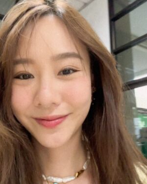 Jarinporn Joonkiat Instagram - Happy birthday to me! 🎂 วันเกิดปีนี้ เต้ยตั้งใจจะมาบริจาค อวัยวะ แหละ เพราะเมื่อปลายปีที่ผ่านมา คุณพ่อของเต้ยโชคดีได้ปลูกถ่ายไต ก็คือได้เปลี่ยนไตใหม่ จากผู้ที่แสดงความจำนงบริจาคอวัยวะ ต้องขอบคุณ ‘คุณคนใจดี’ เมื่อตอนมีที่เค้ายังมีชีวิตอยู่เค้าได้บริจาคอวัยวะเอาไว้ และแมชกับ คุณพ่อของเต้ยพอดีเลย 🙏🏻💘

แต่ที่มากกว่านั้นคือ คุณคนใจดี ได้บริจาคให้กับคุณลุงอีกคนด้วยเช่นกัน เท่ากับ ได้เปลี่ยนไต 2 คนเลย จากการบริจาคอวัยวะของคุณคนใจดี แค่คนเดียว

♥️ เต้ยเลยตั้งใจมากๆ ตั้งแต่วันที่พ่อได้เปลี่ยนไตว่า เต้ยจะมาบริจาคอวัยวะ เพราะพอเราเสียชีวิตไป เราเอาอะไรไปไม่ได้เลยจริงๆ แต่อวัยวะของเราอาจจะสามารถ ช่วย หรือต่อชีวิตให้ใครได้อีก มันสำคัญจริงๆนะ 😊

ยื่นความจำนงกันได้นะ ลงออนไลน์ก็ได้ อันนี้ไม่ได้รับการติดต่อจากทางสภากาชาดแต่อย่างใด ตั้งใจจะลงเอง เพราะเห็นความสำคัญของการบริจาคอวัยวะมากๆจริงๆ 🫶🏻