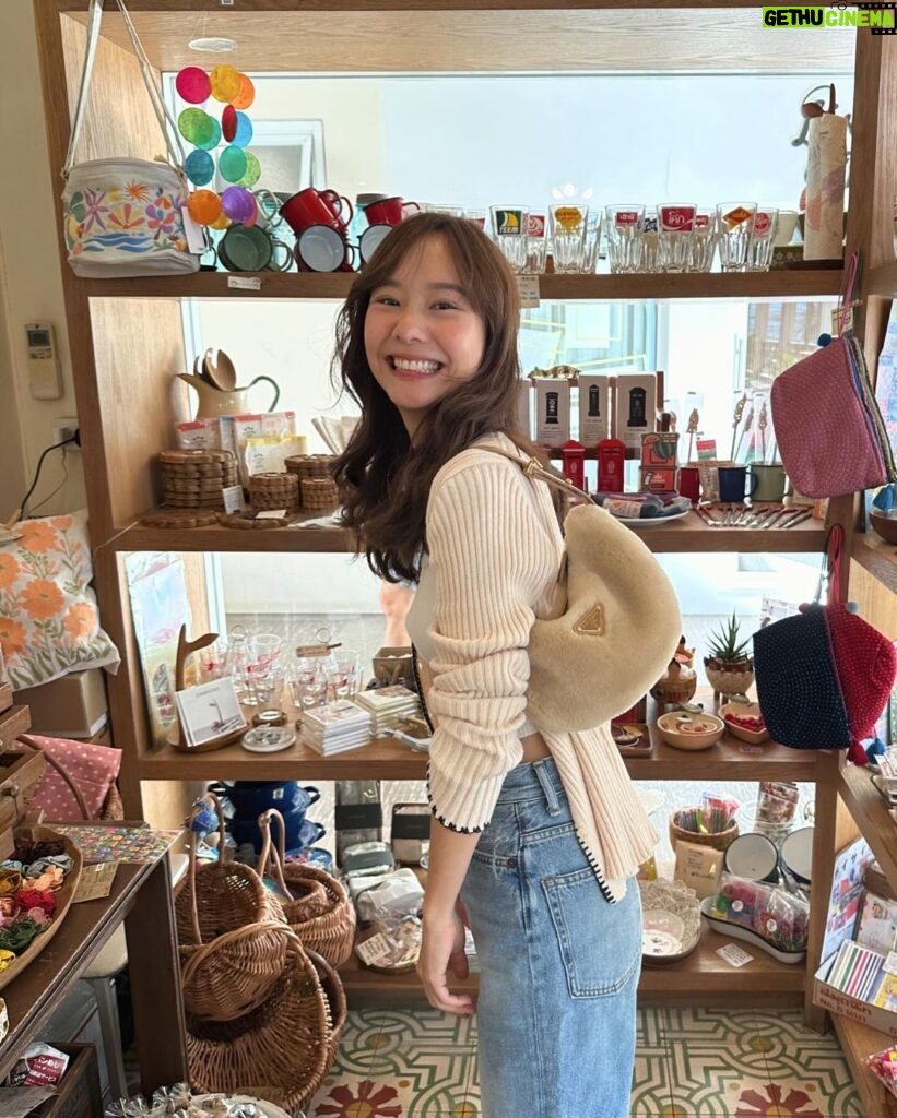 Jarinporn Joonkiat Instagram - First day of the year with my family and my new fluffy @prada bag and strawberry parfait 🍧🍦 love maqq 💌