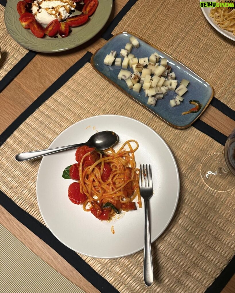 Jarinporn Joonkiat Instagram - Khaoyaiiii 💌 มาเที่ยวบ้านผมมั้ย แต่มีข้อแม้ว่าต้องช่วยถอนหญ้า หรือทำอาหารให้ผมกินนะ 😆 thanks to chef @chawalnich for the best spaghetti 🍅 and thanks to @nakhun.nkn for 🍃🌱
