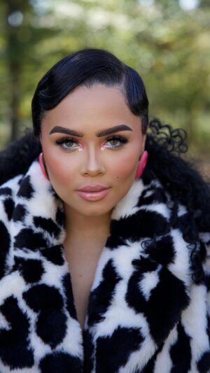 Jasmine Davis Instagram - Xoxo, “IT” Girl in ATL🦋💖

Comment “IT GIRL” for all my makeup deets ✨
