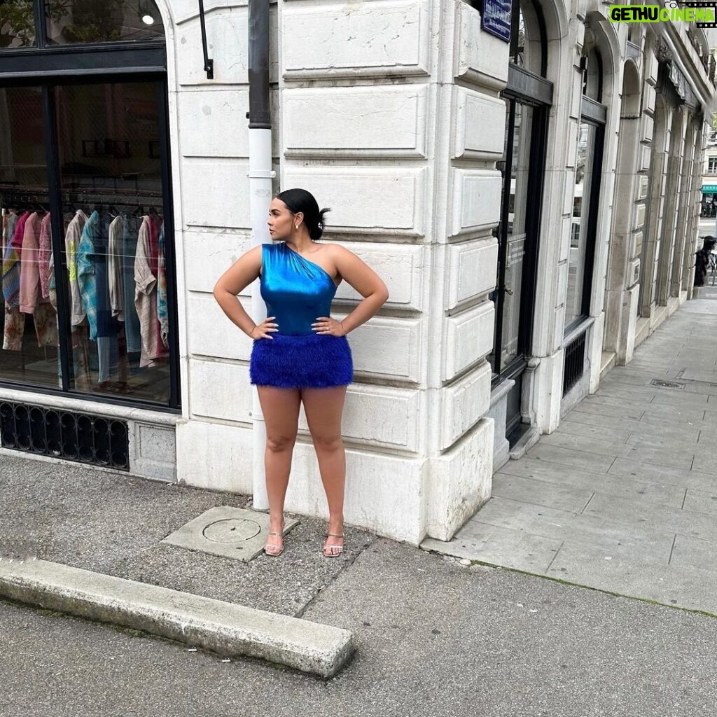 Jasmine Davis Instagram - Guten Tag🇨🇭 #switzerland #travelblogger #blueoutfit #ootd #amazonfashion #geneva Switzerland