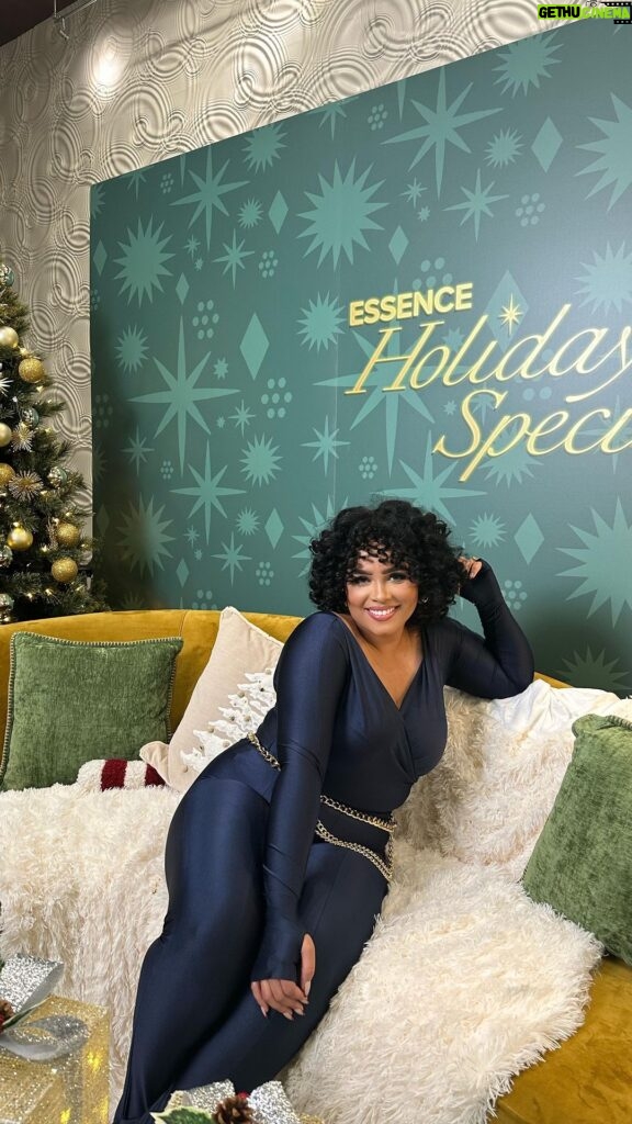Jasmine Davis Instagram - I typically go with all red outfits or green outfits for the holidays but I couldn’t pass on this navy blue set ⚓️ Comment “LINK” for the outfit deets✨#gdwm #midsizefallfashion #midsizestyle #curvyfashion #curvystyle #holidayoutfits #midsize Atlanta, Georgia