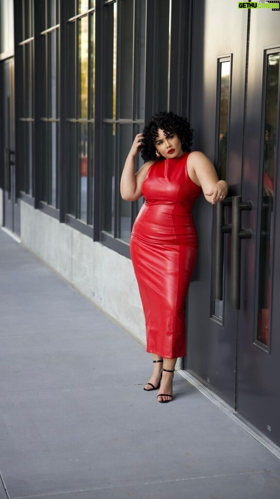 Jasmine Davis Instagram - Found the perfect red dress for the holidays ♥️ Comment “red dress” for the link! Atlanta, Georgia