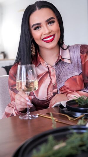 Jasmine Davis Instagram - The love that I have for minimalistic modern farmhouse vibes is unreal 🙌🏼

Although I’ve been in this holiday rush, @ashleyofficial made it super easy for me to find the final piece — to having the perfect Christmas with my family. 

This year it’s all about the simple details, so I can focus on the  most important moments around the table.

Now, I just have to find out who’s cooking 👀

 #magicofhome #ashleypartner