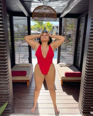Jasmine Davis Instagram - hola 🦀

suit| @riotswim