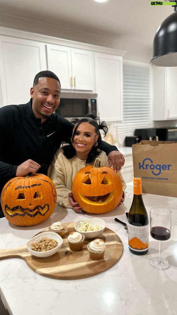 Jasmine Davis Instagram - Fall for convenience this season with @Krogerco BOOST🍂 Hubby and I got inspired after visiting a local fall festival and decided to get in the spirit by having a cozy date night. What’s better than carving pumpkins, sipping wine and savoring snacks? We are all about hassle-free shopping, especially when it simplifies our life. 🍂🛒 @KrogerCo [AD] #KrogerPartner #KrogerATL Atlanta, Georgia