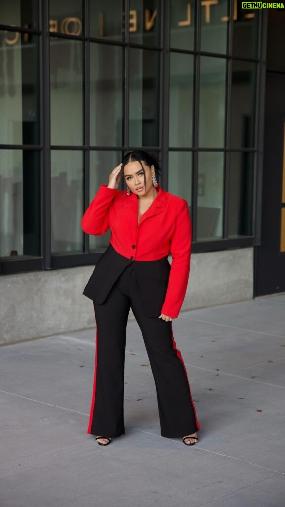 Jasmine Davis Instagram - Holiday Outfit Ideas ❤️🎄 Will be sharing Cozy, Cute, and Classy options over the next week! Always find myself grabbing a suit over a dress these days but this one adds the perfect amount of spice for the holidays. Comment “LINK” and I’ll DM you where to shop 🤗 #holidayoutfitinspo #midsize #holidayoutfits #midsizestyle #outfitinspo Atlanta, Georgia