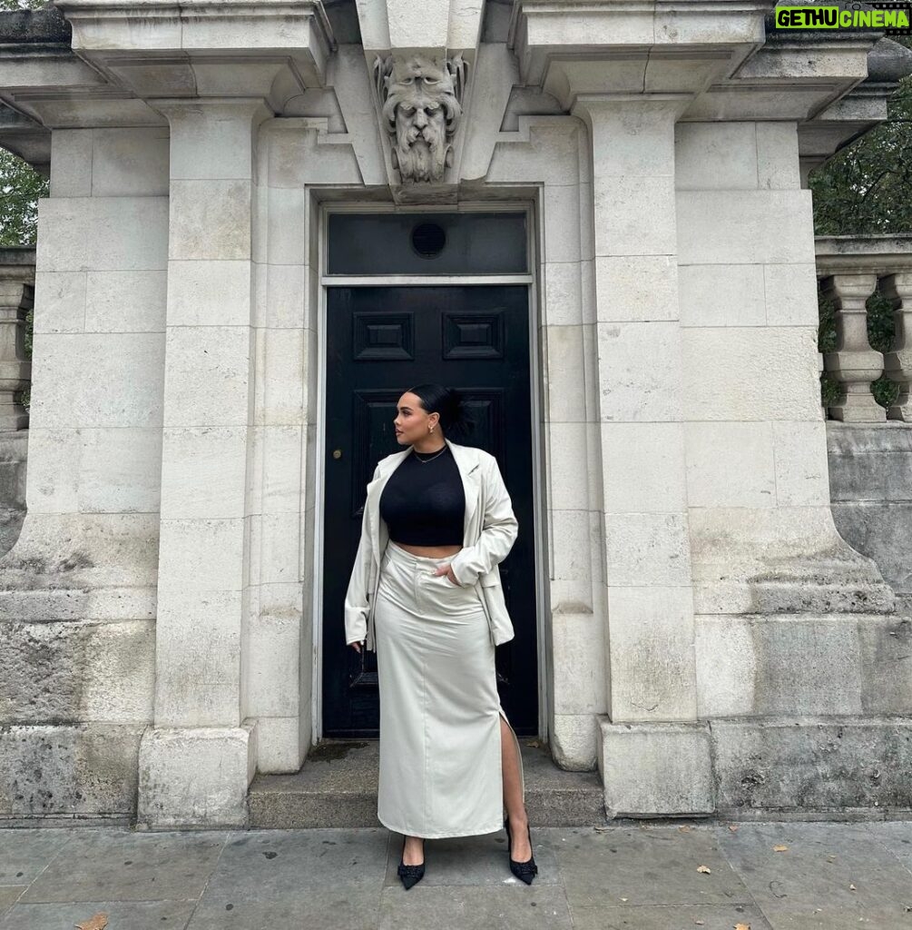 Jasmine Davis Instagram - let’s go to Europe @fashionnovacurve