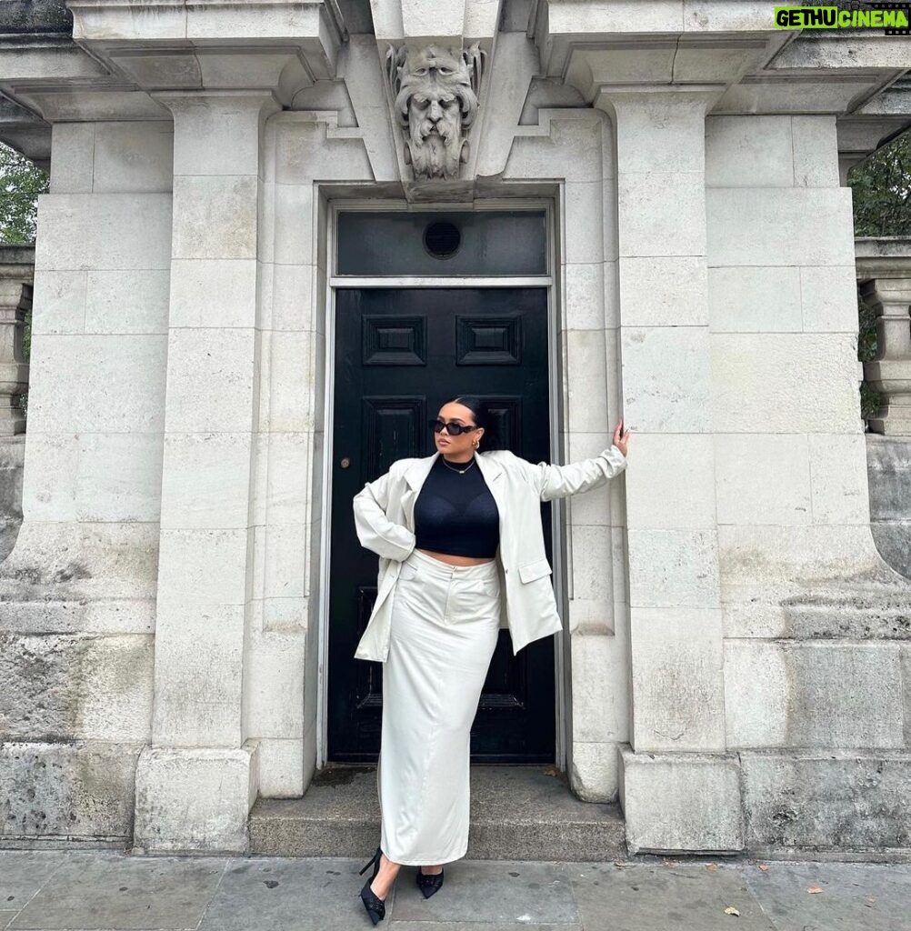 Jasmine Davis Instagram - let’s go to Europe @fashionnovacurve